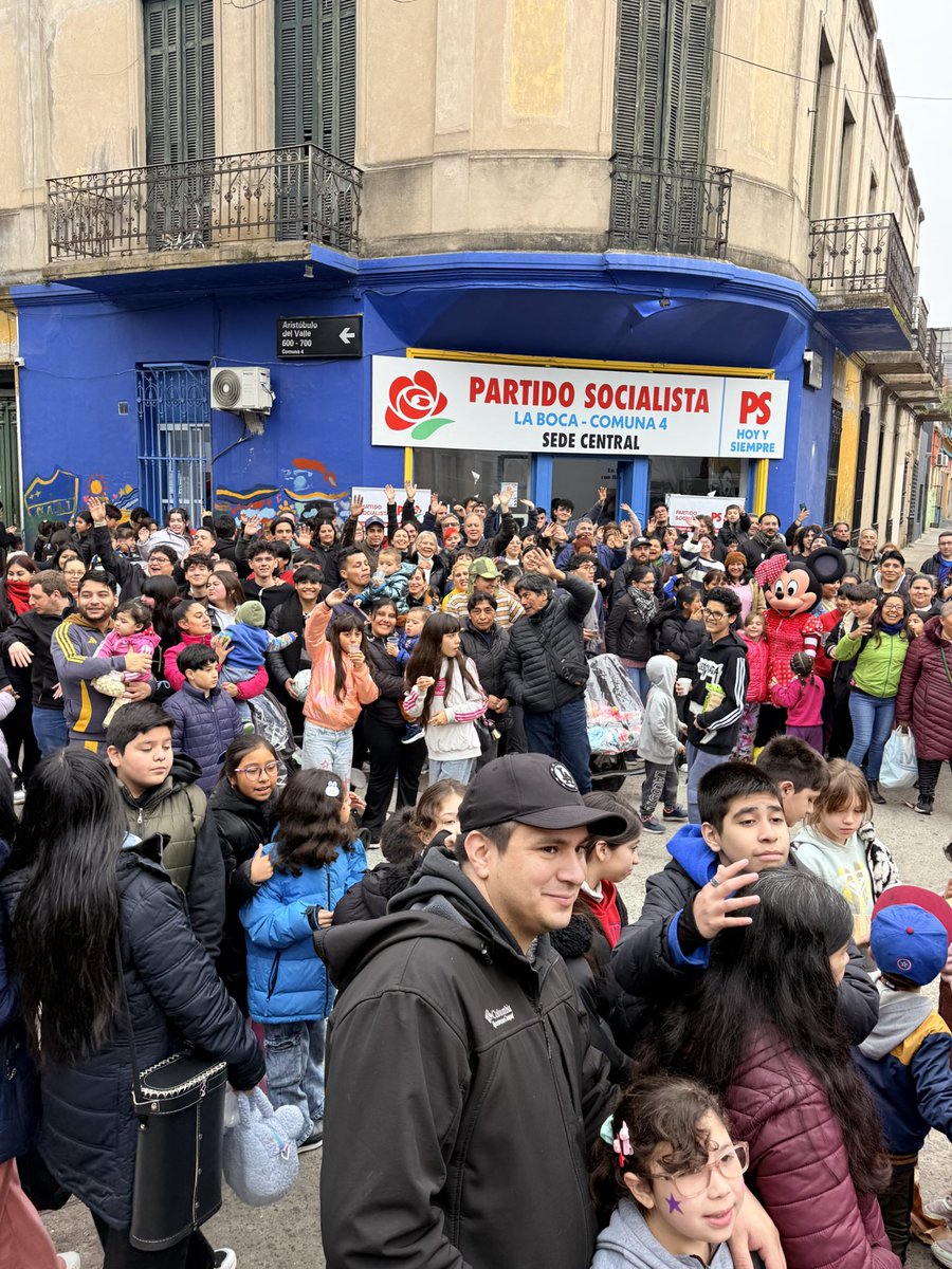 RoyCortinaOk's tweet photo. Así vivimos el Día de las Infancias en La Boca.

Con el Partido Socialista porteño compartimos una tarde hermosa junto a compañeros, militantes, afiliados y familias del barrio, con juegos, sorteos y sorpresas para los chicos. https://t.co/Gj7nndqQuc