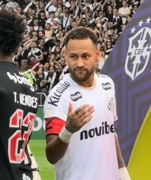 br_dadepressao's tweet photo. Se essa imagem fosse o Thiago Mendes estendendo a mão e o Neymar não cumprimentando, amanhã os portais esportivos do Brasil estamparia a seguinte matéria: "Lixo, arrogante." "deixou um colega de profissão no vácuo." https://t.co/QCbJynwj48