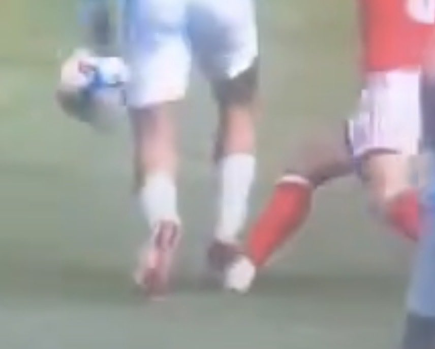 willohz's tweet photo. @LfcNuel Zip the pants up bud😂 its legit the same amount of contact that maudeke got against atletico madrid, but then all of u guys were saying it wasnt anything. Grealish is already jumping before ødegaard has put his foot down. https://t.co/00xpwm33co