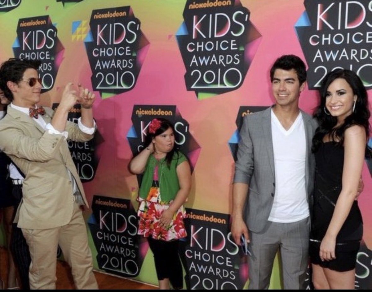 fameislovato's tweet photo. everything about this photo is iconic https://t.co/E5F4YaiD5a