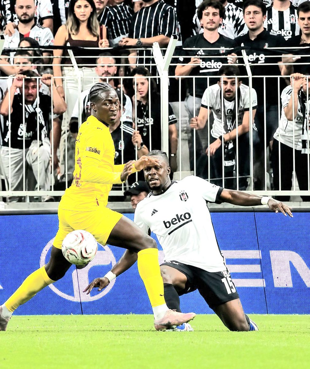 Rfrchckng's tweet photo. #BJKvEYP
Top gittikten sonra geç kalan Yao, Olaitan’ın ayağına kontrolsüz ve kapsayıcı bir şekilde bastığı için ikinci sarıdan kırmızı kartla ihraç edilmeliydi. https://t.co/z4tGAO1hCS