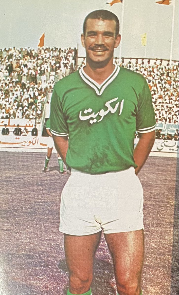 naifmez's tweet photo. من أهازيج واغانى جمهور العربى فى حق لاعبي فريق ناديهم الكروى  اواخر الستينات واوائل السبعينات خلال تشجيعهم فى الملعب كلمات كانت تردد وانتشرت خلال تلك الفتره تقول كلماتها ؛ 
– ربعى قالولى شتبى
قلت يتحقق مطلبى
كل اللى ابى اقول 
عمرى وحياتى العربى 
العسعوسى ويا إسحاق
وسمير محمد على 
الكره يبغيلها ولى 
لقت لها الملا على
ياحلو بالملعب زوله 
يحميه ربى الدوله 
لعبك كله فن وذوق 
الصخره السوده مرزوق 💚