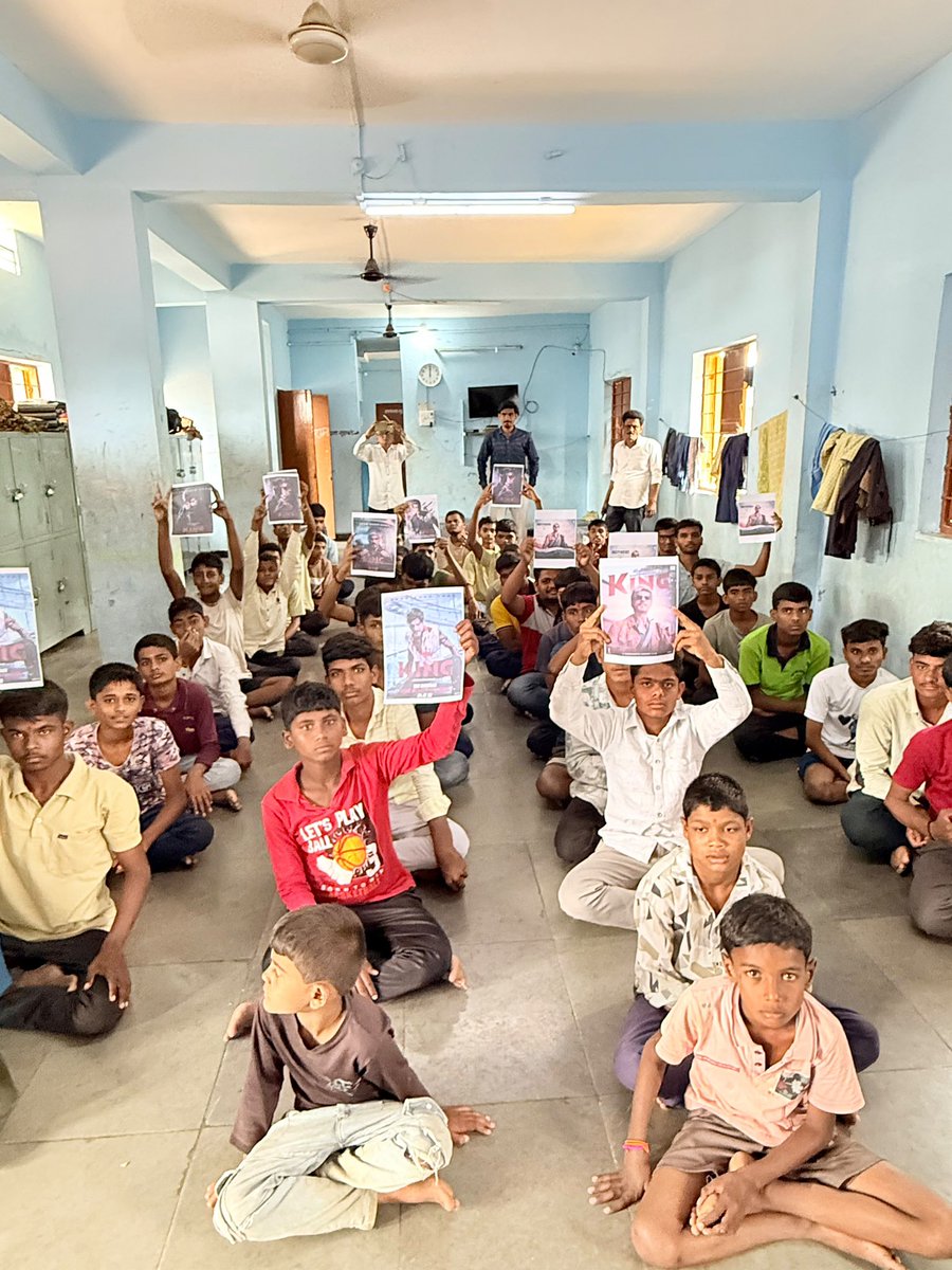 SRKUniverse's tweet photo. SRK Universe #Beed celebrated Independence Day by spreading smiles among 50+ children at a school for children with hearing and speech disabilities, distributing chocolates, chips, biscuits & pens! 🇮🇳✨

@iamsrk @4Shahebaz 

#IndependenceDay #ShahRukhKhan #SRK #HappyIndependenceDay #SRKUniverse #KingKhan