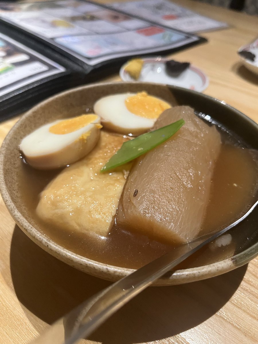 Takuz0804's tweet photo. 夕食はおでん竹千代さんへ。
お客さまは「こんな美味い大根は日本でもないね」と大絶賛。
初めてベトナムに来るお客さまなので、本当はベトナム料理にご案内したいのもあるけど、おでんに満足していただけるならそれ良し。 https://t.co/TCDp5JTEjG