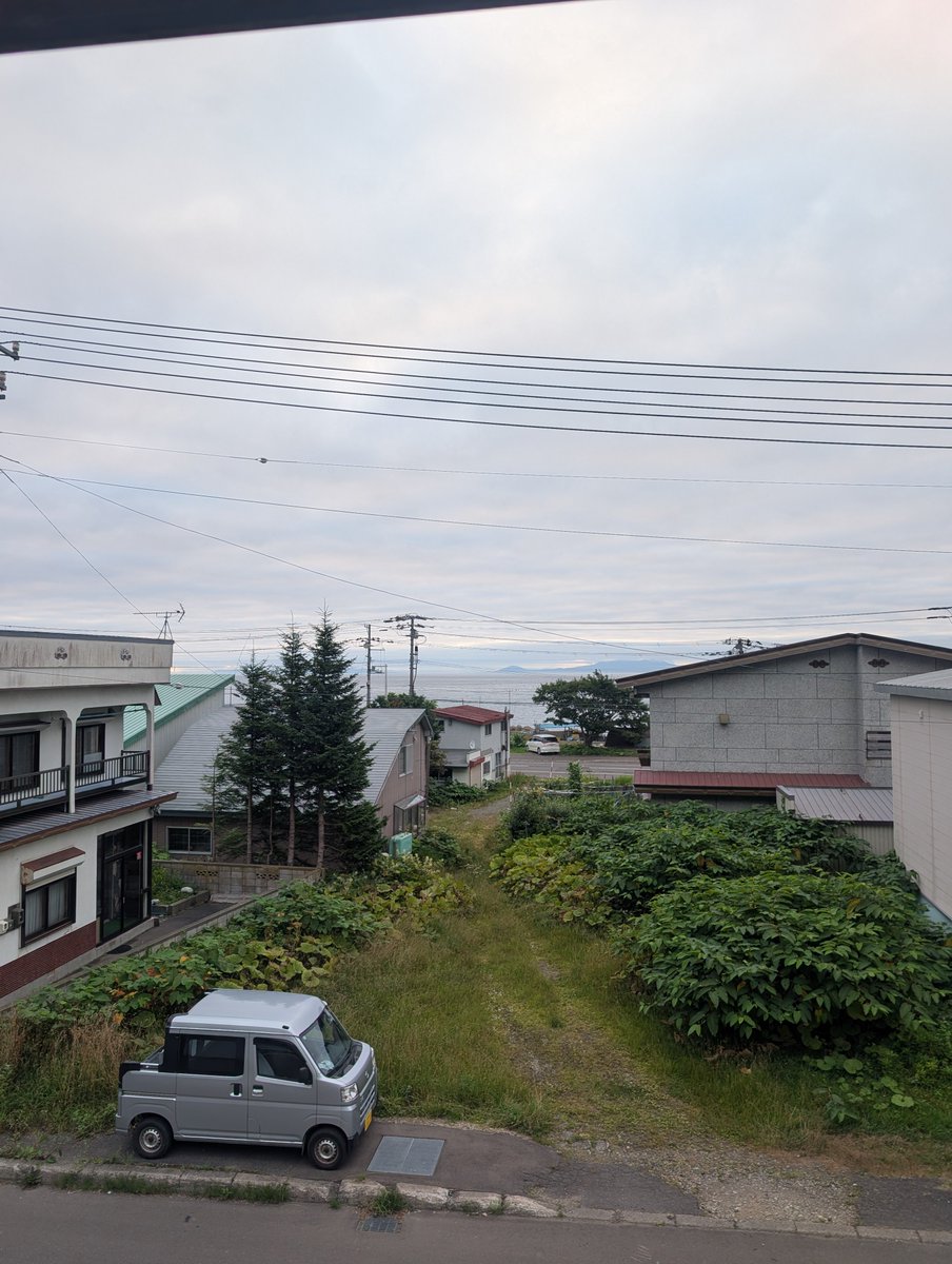 tohsan4's tweet photo. 宿の窓からロシア（北方領土）が見える
日本に帰る事は無いのかも知れんが道東の海岸線を走る度に目の前に外国が見えるのはやはり不思議な感じだ🤔

#道東ツーリング
#北方領土 https://t.co/FsC3dnEG8W