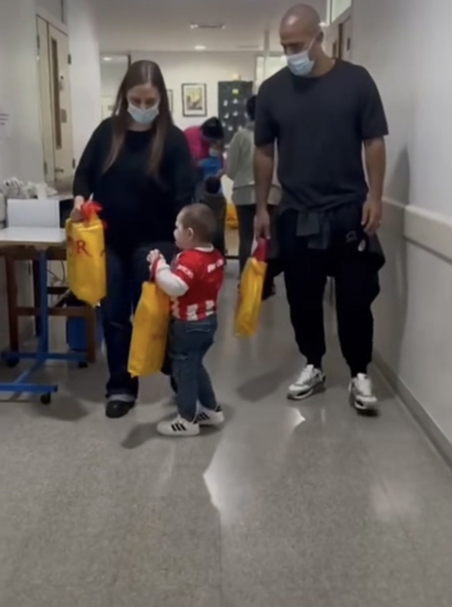 leamaza's tweet photo. #EDLP 🚨 Sebastián Veron se acercó esta mañana al Hospital de Niños para saludar a la sala 17, entregar regalos y sacarse fotos. Un Día del Niño diferente para quienes permanecen internados. https://t.co/s8HfelcitN