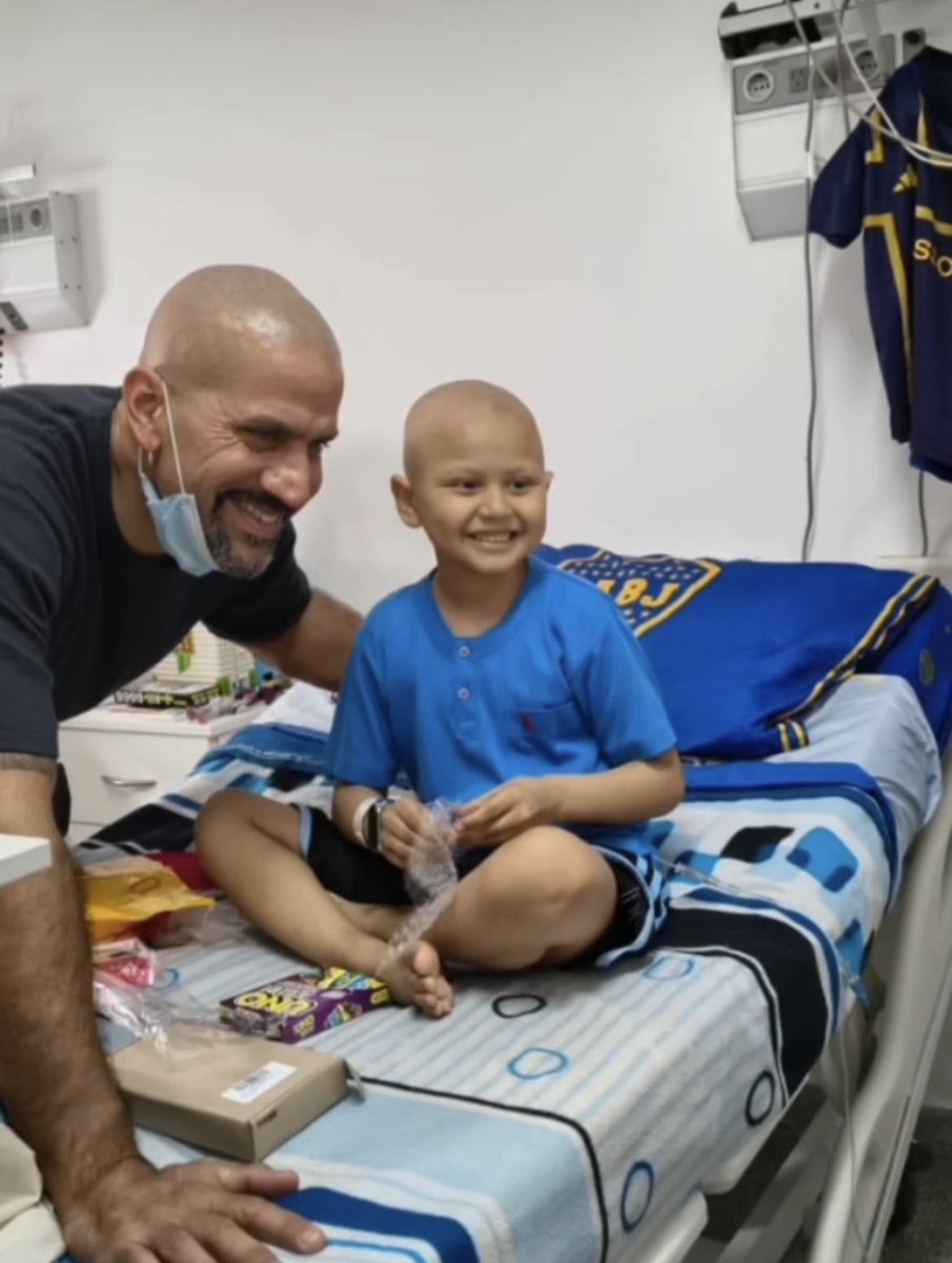 leamaza's tweet photo. #EDLP 🚨 Sebastián Veron se acercó esta mañana al Hospital de Niños para saludar a la sala 17, entregar regalos y sacarse fotos. Un Día del Niño diferente para quienes permanecen internados. https://t.co/s8HfelcitN