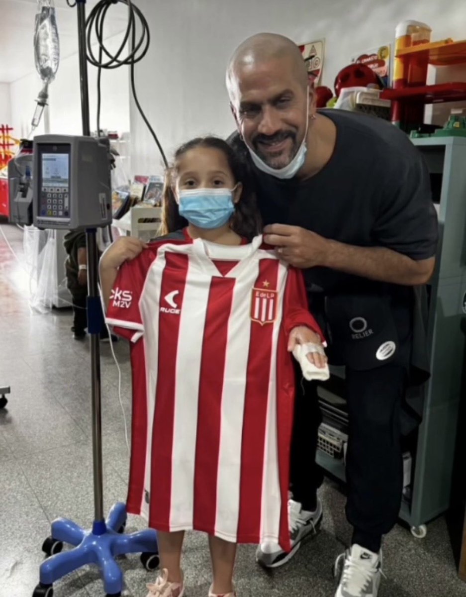 leamaza's tweet photo. #EDLP 🚨 Sebastián Veron se acercó esta mañana al Hospital de Niños para saludar a la sala 17, entregar regalos y sacarse fotos. Un Día del Niño diferente para quienes permanecen internados. https://t.co/s8HfelcitN