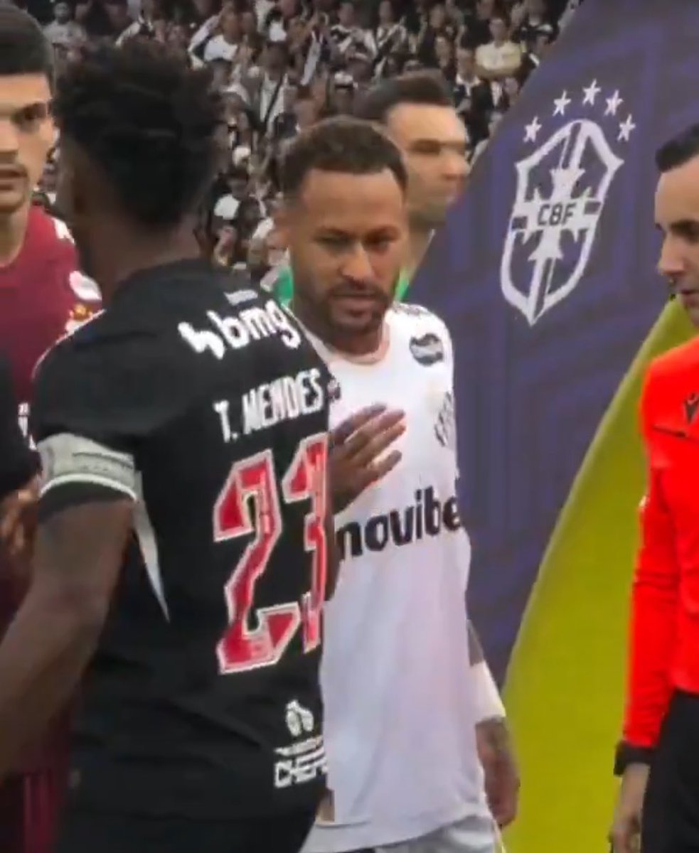 ActuFoot_'s tweet photo. 🚨 THIAGO MENDES 🇧🇷 A REFUSÉ DE SERRER LA MAIN DE NEYMAR 🇧🇷 avant le match entre le Vasco et Santos !!! 🤝❌ https://t.co/Uu8P0JOEpD
