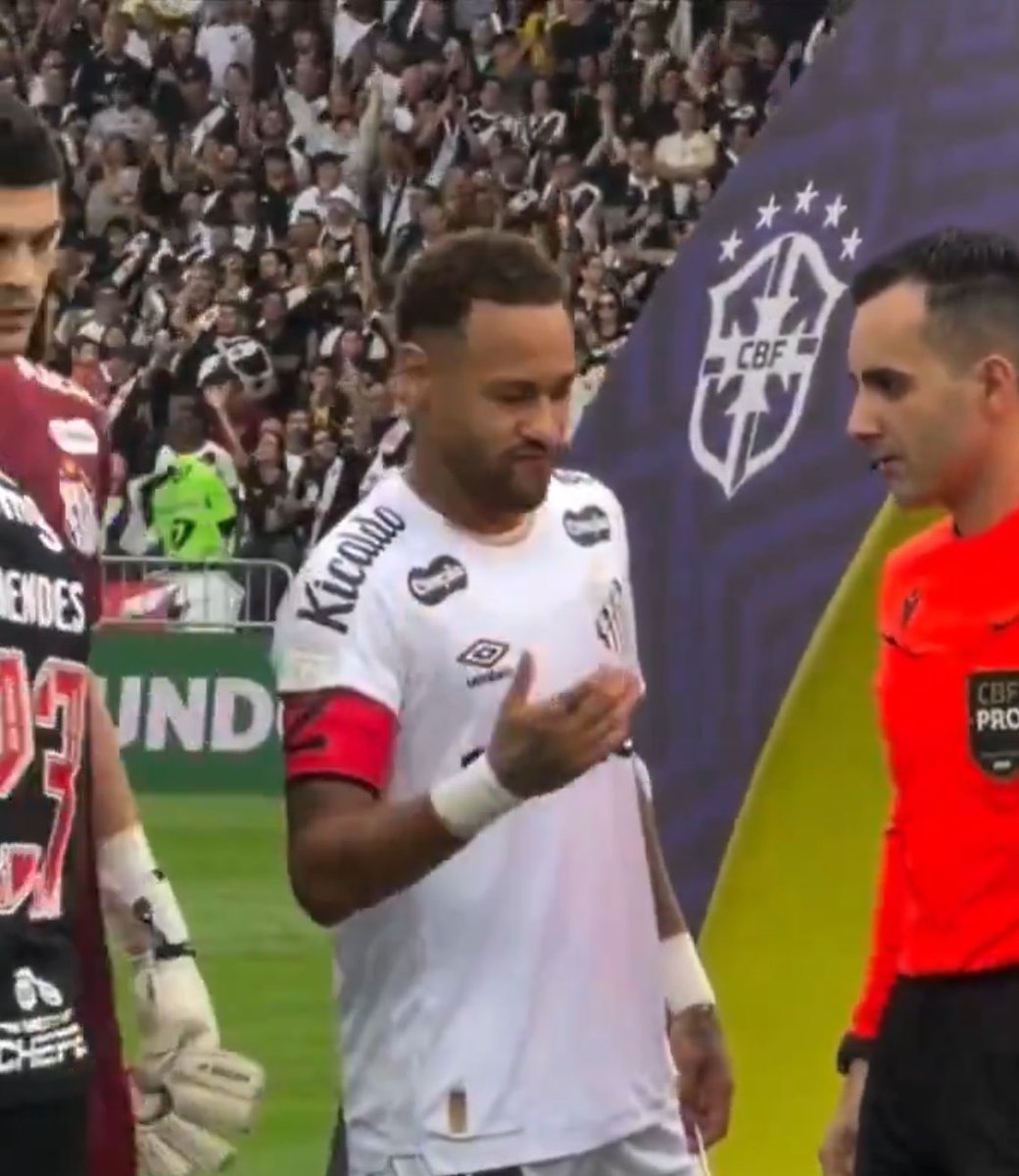 ActuFoot_'s tweet photo. 🚨 THIAGO MENDES 🇧🇷 A REFUSÉ DE SERRER LA MAIN DE NEYMAR 🇧🇷 avant le match entre le Vasco et Santos !!! 🤝❌ https://t.co/Uu8P0JOEpD
