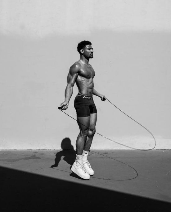 NocheSinRostroX's tweet photo. 9 Años en el gimnasio me enseñaron esto:

𝟏𝟎 𝐏𝐄𝐎𝐑𝐄𝐒 COMBINACIONES QUE TE HACEN GANAR PESO:

1. CORRER + ENTRENAR DE NOCHE https://t.co/VERNBIILtn
