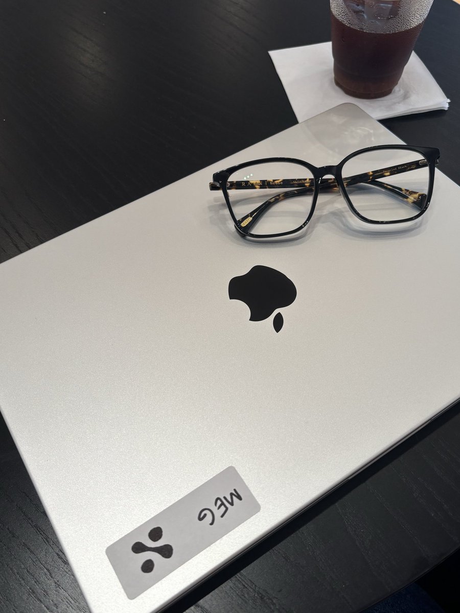 MegHildreth's tweet photo. rate my handmade @manufact sticker … i manufacted it myself https://t.co/aWw6dHDvt3