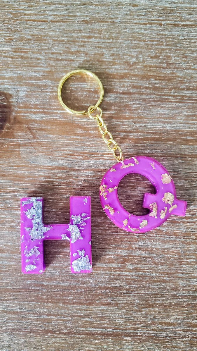 DsignsbyCristal's tweet photo. Handmade Resin Letter Keychains - Assorted Colors DesignsbyCristal 
#birthdaygift
#wiseshopper #craftbizparty #etsyshop #smallbiz #earlybiz  https://t.co/zcvu8VZ0CA https://t.co/CIQC9JROkU