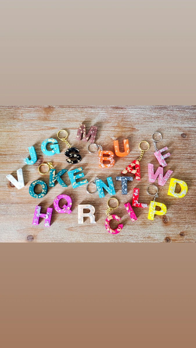 DsignsbyCristal's tweet photo. Handmade Resin Letter Keychains - Assorted Colors DesignsbyCristal 
#birthdaygift
#wiseshopper #craftbizparty #etsyshop #smallbiz #earlybiz  https://t.co/zcvu8VZ0CA https://t.co/CIQC9JROkU
