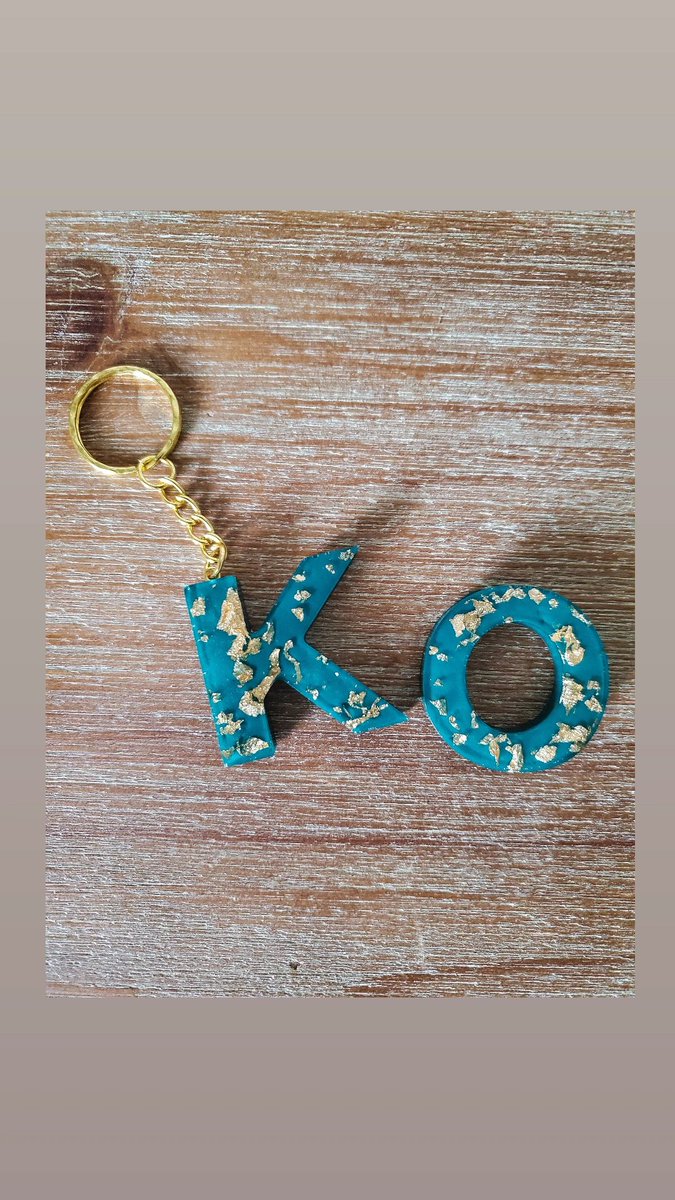 DsignsbyCristal's tweet photo. Handmade Resin Letter Keychains - Assorted Colors DesignsbyCristal 
#birthdaygift
#wiseshopper #craftbizparty #etsyshop #smallbiz #earlybiz  https://t.co/zcvu8VZ0CA https://t.co/CIQC9JROkU