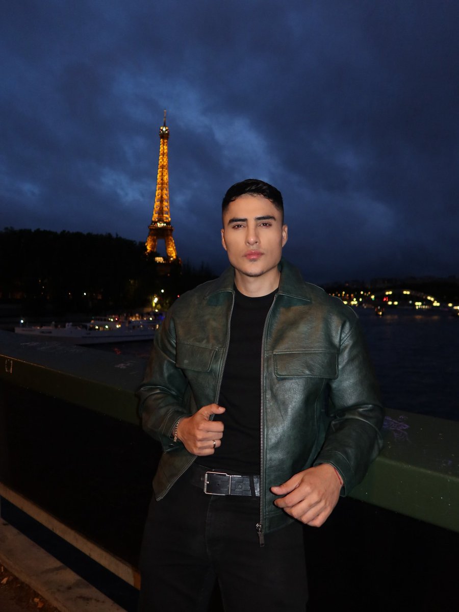 mariolcyrus's tweet photo. Roger Parra #greenleatherjacket #leatherjacket #jacket #greenjacket #fetish #leatherjacketfetish #leather #leathermen #leatherman #instagram #men #clothes #menclothes https://t.co/NAwO4q5P7D