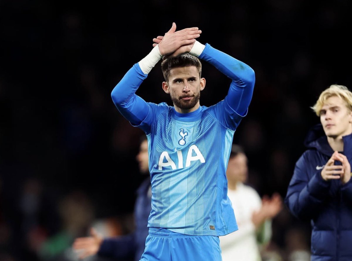 FabrizioRomano's tweet photo. 🚨⚪️⚫️ Juventus have made official club to club approach with Tottenham for Guglielmo Vicario after Martínez deal currently off.

Vicario wants Juventus and clubs now in direct negotiations on loan with buy clause.

Talks underway to get it done. 🇮🇹

🎥 https://t.co/VpcQXCFSfq https://t.co/ufIqaLhAMi