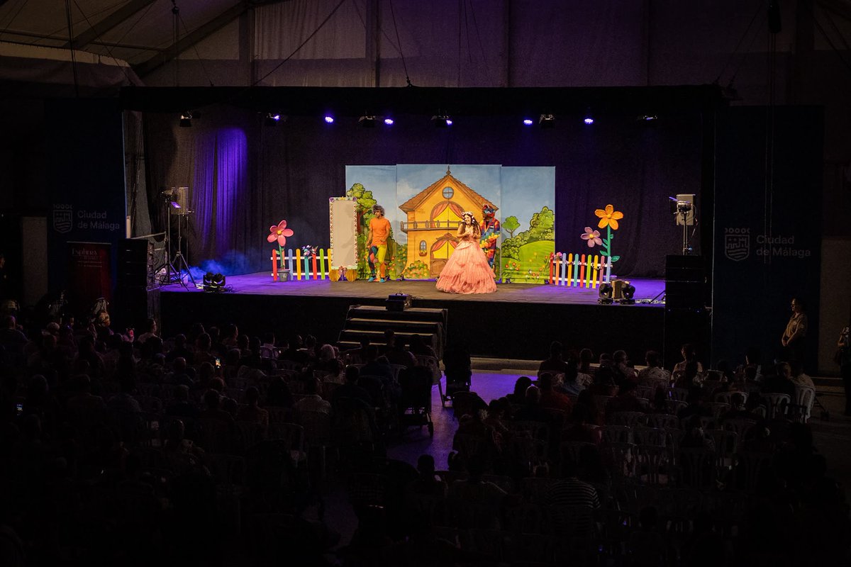malaga's tweet photo. Esta noche se ha celebrado la función de La Ratita Presumida, que forma parte de la programación de la Caseta Municipal Infantil de la @feria_malaga, que ha contado con la presencia del alcalde, @pacodelatorrep, junto a la edil de Fiestas, Teresa Porras. #FeriaMLG https://t.co/zSyIBDufD5