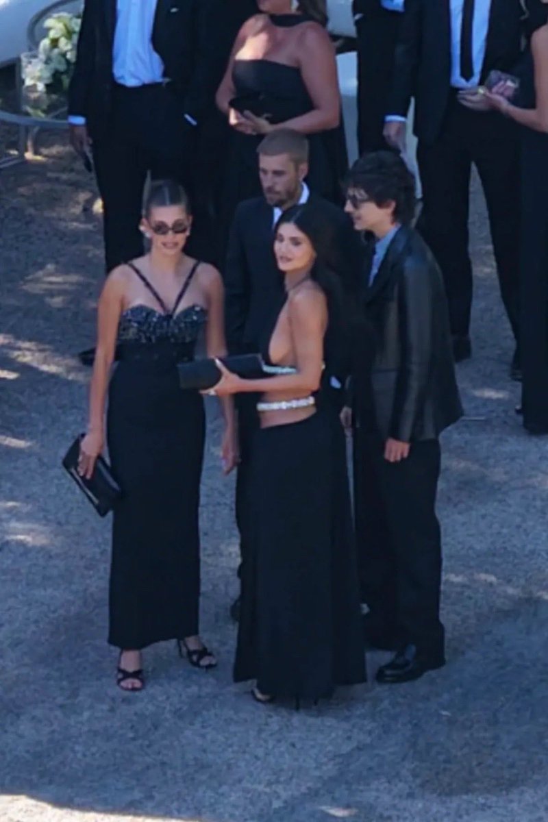 turnebieber's tweet photo. Justin e Hailey Bieber, ao lado de seus amigos Jaden Smith, Kylie Jenner e Timothée Chalamet, no casamento de Jordyn Woods e Karl-Anthony Towns, na Califórnia, ontem (15). https://t.co/y8zF1pzbpX
