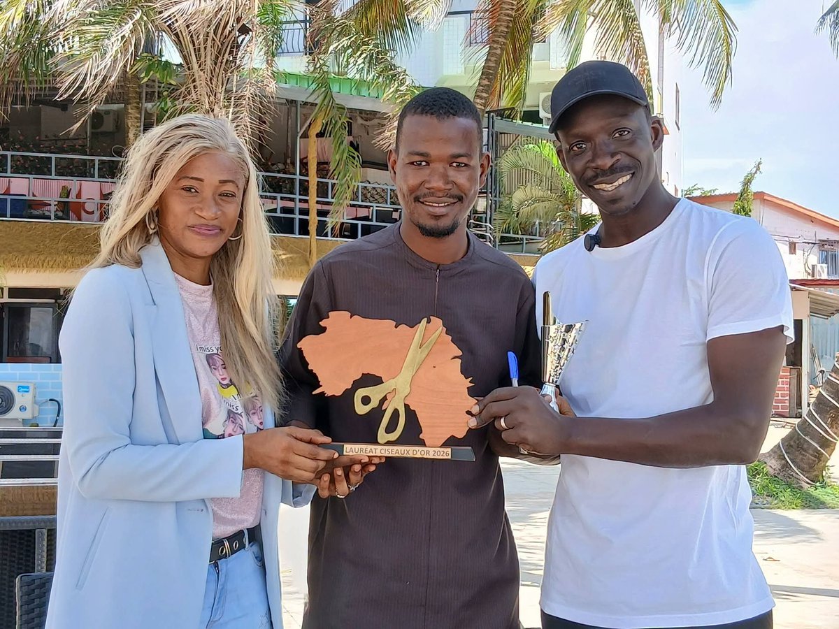 cauri_info's tweet photo. ✂️ Ciseaux d’Or 2026 : du taxi-moto au sommet de la mode #Guinéenne

Grand vainqueur de la 14ᵉ édition des Ciseaux d’Or, Thierno Souleymane Bah a tenu à présenter son trophée à Moussa Mbaye (opérateur culturel et membre du groupe Degg J Force 3), en compagnie de Binta Bah, présidente des Jeunes Stylistes de Guinée.

Un geste chargé de reconnaissance car, alors qu’il était conducteur de taxi-moto, Moussa Mbaye avait financé sa formation en stylisme.

Aujourd’hui, l’apprenant est devenu lauréat. Une belle histoire de soutien, de persévérance et de gratitude. 👏🏿

#CiseauxDOr2026 #ModeGuinéenne #ThiernoSouleymaneBah #Gratitude #CAURIinfo