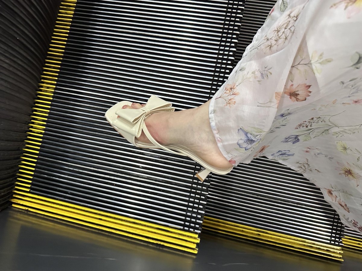 mywinfefn's tweet photo. Wearing these shoes out is exhausting... https://t.co/hCEDenO9jc