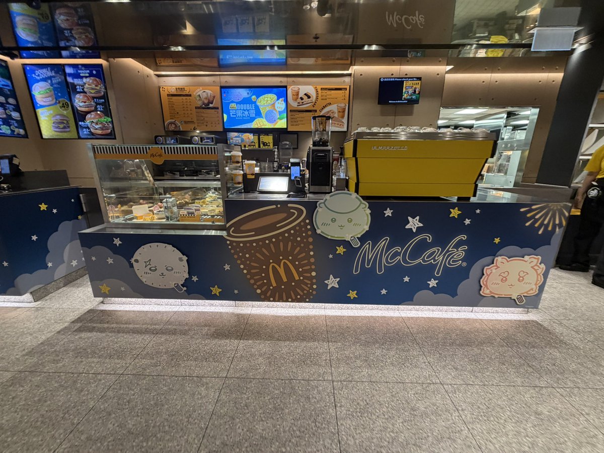 SolidTradesz's tweet photo. McDonald’s in Hong Kong is now doing a full Chiikawa takeover.

Not just a collab.

The packaging.
The drinks.
The fries.
The entire McCafé.

#ちいかわ  is becoming part of everyday culture. https://t.co/s7QelUhujl
