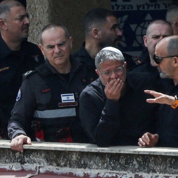 clarincom's tweet photo. UN MIINISTRO ISRAELÍ LLAMA A ASESINAR "ENTRE 30 Y 40 PERSONAS CADA NOCHE" EN GAZA

"Creo que deberían llevarse a cabo asesinatos selectivos en Gaza, eliminando entre 30 y 40 personas cada noche. No solo a quienes representan una amenaza inmediata; hay personas allí que no merecen vivir. No deberían vivir", dijo Ben Gvir, ministro de Seguridad Nacional.

Además abogó por la "migración masiva de palestinos" en Gaza para colonizar la Franja con asentamientos judíos. Las declaraciones se dieron en un pocast publicado en las últimas horas con Rom Braslavski, quien fuera rehén de Hamás en la Franja.

(+) en Clarín: https://t.co/RIysAxW1aH
Foto: El ministro de Seguridad Nacional israelí, Itamar Ben-Gvir, visita el lugar del impacto de un proyectil, en el marco del conflicto entre Estados Unidos e Israel e Irán, en Haifa, Israel.