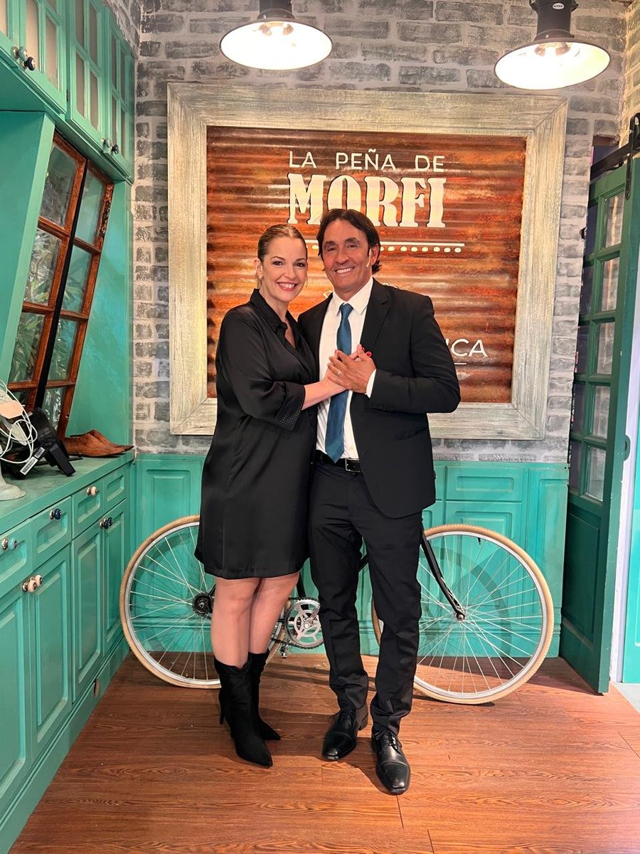 Telefeprensa's tweet photo. ¡Reencuentro icónico en #LaPeñaDeMorfi! 📺✨
@sebaestevanez  estuvo en el programa y reavivó junto a @ZampiniCarinaOk  la magia de Dulce Amor. A más de 10 años del fenómeno, la mística entre Marcos y Victoria Bandi sigue más viva que nunca. ❤️🚗🍬
#DulceAmor #CarinaZampini #SebastianEstevanez #Telefe