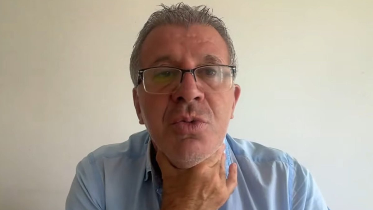 forzacimbom's tweet photo. Kadir Çetinçalı: "Yani bu Batrakov transferini bitmesini bekliyoruz. Bitmeme nedeni de senin işte iki aydır kararsızlığın sonucunda, şu anda daha lig maçında, dört sene şampiyon olmuş kulübün yönetimi başkanı olarak istifaya davet ediliyorsun ya, ha işte bu işin içinde olan menajerler de senin böyle ümüğünü sıkıyorlar! 

'Gel' diyor, gel. 'Batrakov'a bize kaldın, o zaman bizim istediğimiz komisyonu vereceksin', işte şu anda komisyon meselesi çözülmeye çalışılıyor. 

Bilmiyorum, çözülür mü. Buradan bu transfer döner mi? Döner. Bunlar bunu da becerirler yani. Bu beceriksizliği de becerirler!"