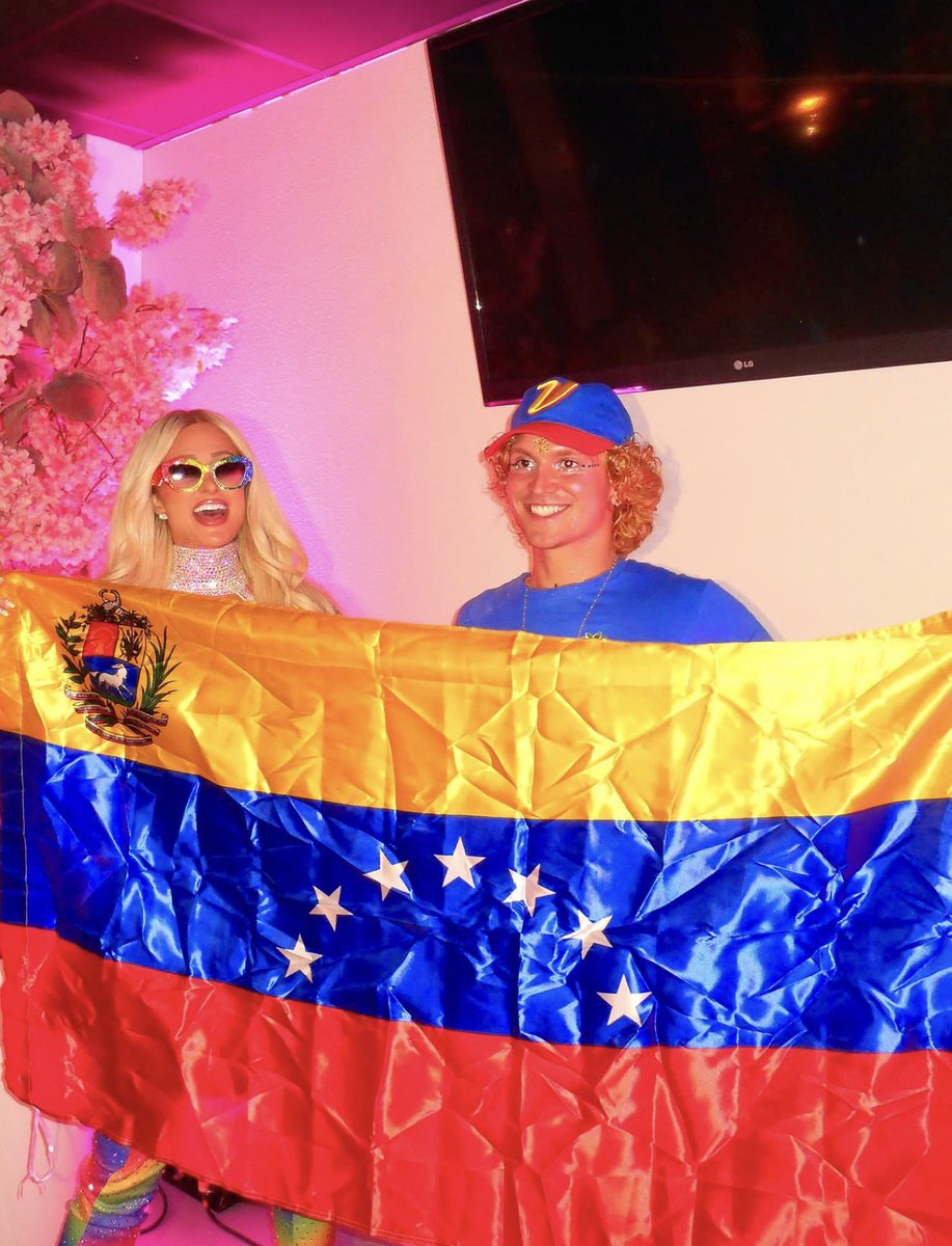 ImpactoVE's tweet photo. 🇻🇪 ¿PARIS HILTON VISITARÁ VENEZUELA?

La empresaria estadounidense, Paris Hilton, sorprendió a sus seguidores al posar con la bandera de Venezuela. 

Las imágenes de Hilton, de 45 años, fueron difundidas por el venezolano Andrea Manili, integrante de su entorno cercano, quien anunció que próximamente podría visitar el país