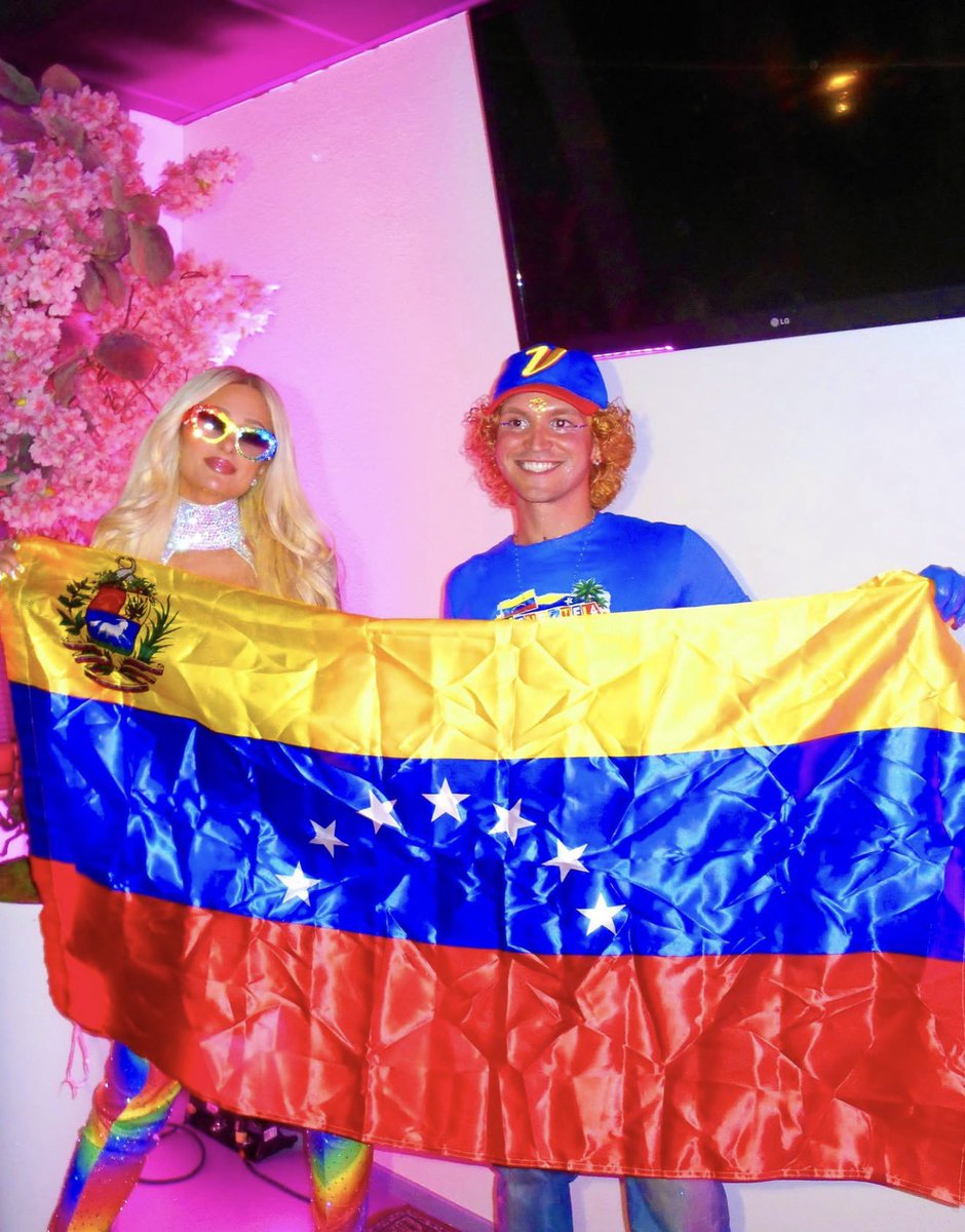 ImpactoVE's tweet photo. 🇻🇪 ¿PARIS HILTON VISITARÁ VENEZUELA?

La empresaria estadounidense, Paris Hilton, sorprendió a sus seguidores al posar con la bandera de Venezuela. 

Las imágenes de Hilton, de 45 años, fueron difundidas por el venezolano Andrea Manili, integrante de su entorno cercano, quien anunció que próximamente podría visitar el país