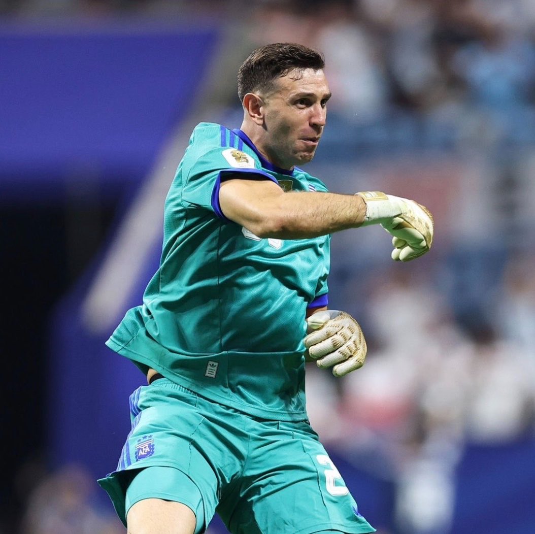 FabrizioRomano's tweet photo. 🚨🧤 Juventus, Aston Villa and Emiliano Martínez camp all calling the deal 100% off tonight.

There were huge differences on price and also Juve doubtful on finger issue.

#AVFC still sign Suzuki and Juventus now in direct talks for Guglielmo Vicario. 🔜 https://t.co/PKrL35YN13