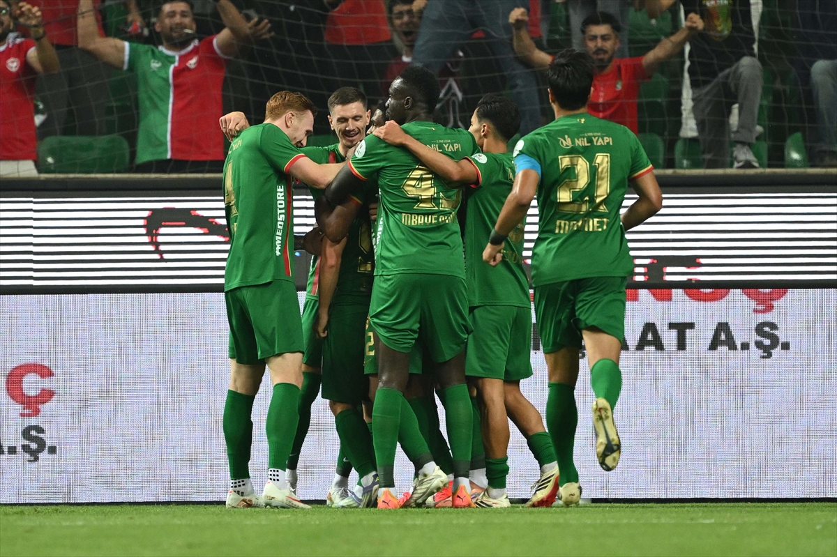 K24Turkce's tweet photo. Amedspor'dan Süper Lig'e süper başlangıç!

Süper Lig'in ilk haftasında #Amedspor ile #Erzurumspor karşı karşıya geldi. 

Mücadele Amedspor'un 3-0'lık üstünlüğü ile sona erdi. https://t.co/ZBfq03eXQB