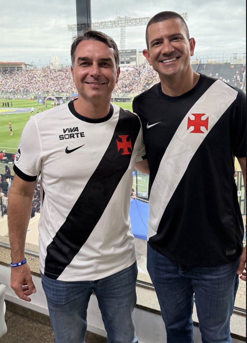 eixopolitico's tweet photo. 🇧🇷 Após ato em Copacabana, Flávio Bolsonaro e Douglas Ruas, candidatos do PL à Presidência da República e ao governo do Rio de Janeiro, assistem juntos ao jogo do Vasco no São Januário. https://t.co/d0f35qgGhY