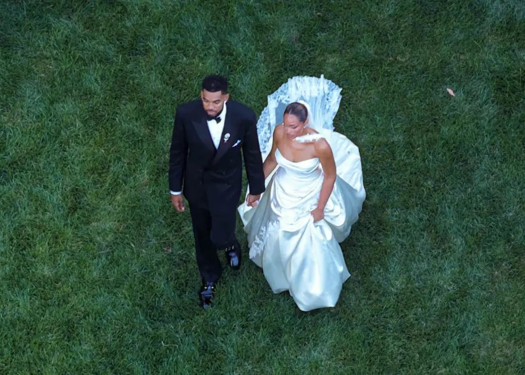 LetsTalkKnicks_'s tweet photo. Karl-Anthony Towns and Jordyn Woods are officially married! Congratulations!!!

(📸 from @nypost ) https://t.co/ChoFOPcEay