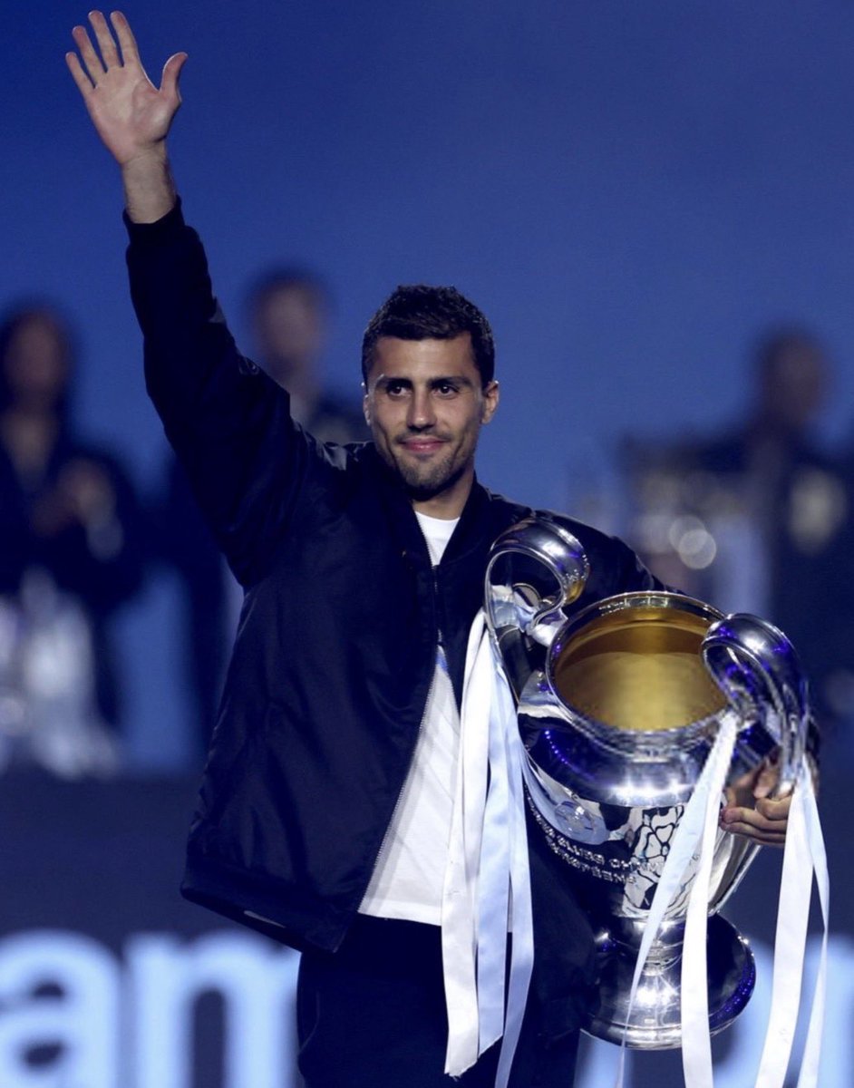 FRBlueMoon's tweet photo. Ce fut un honneur. 
Ce fut un privilège. 

Merci éternellement pour tout, Rodrigo Hernández Cascante.🤍 https://t.co/xKiY9QXcOm