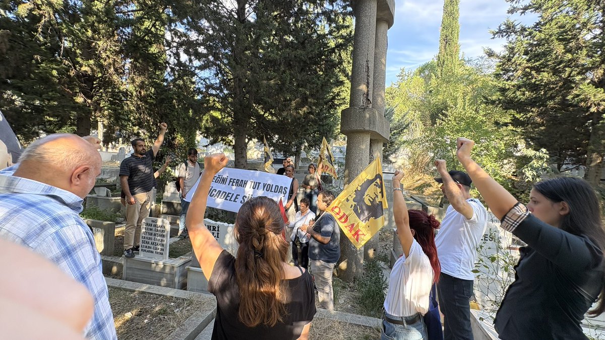 odakdergisi3's tweet photo. Mihri Belli’yi ölümünün 15. yılında bir kez daha mezarı başında andık 

https://t.co/pSiLDm5YaL

2011’de kaybettiğimiz Türkiye devrimci hareketinin direnişçi liderlerinden Mihri Belli’yi bir kez daha anmak için bir araya geldik. Açılış konuşmasının ardından saygı duruşu ++ https://t.co/aW61F8m3Rj