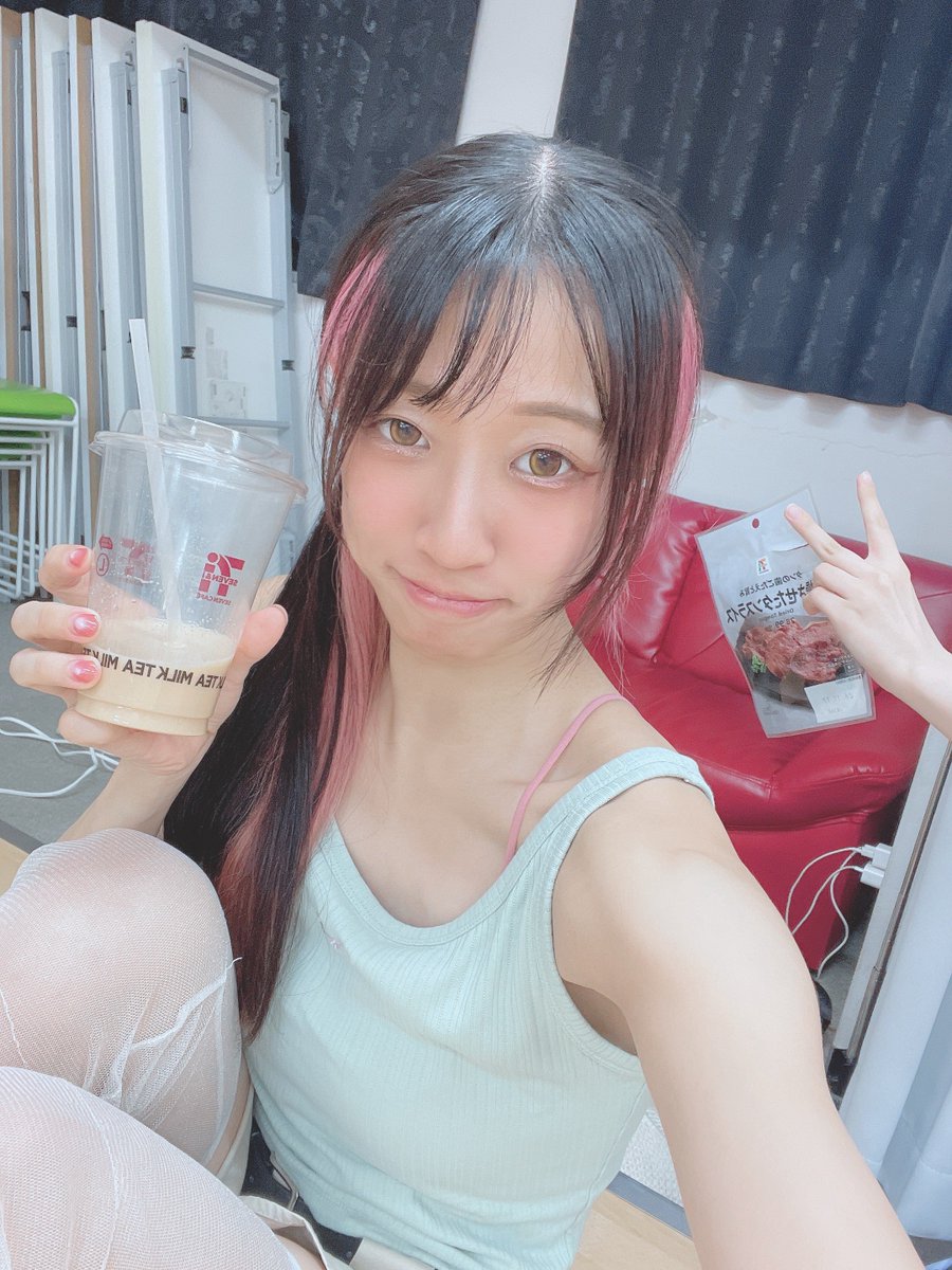 AkinagaRinka's tweet photo. おはろりんりん!🤙
茶をしばいて
オールして
とある作業を頑張りました💪💪💪
#アイドル #明永凜花 #ぷりりんか #SPLASHACE #本気のシャウトは近所迷惑と紙一重 https://t.co/gjAwAZfksR