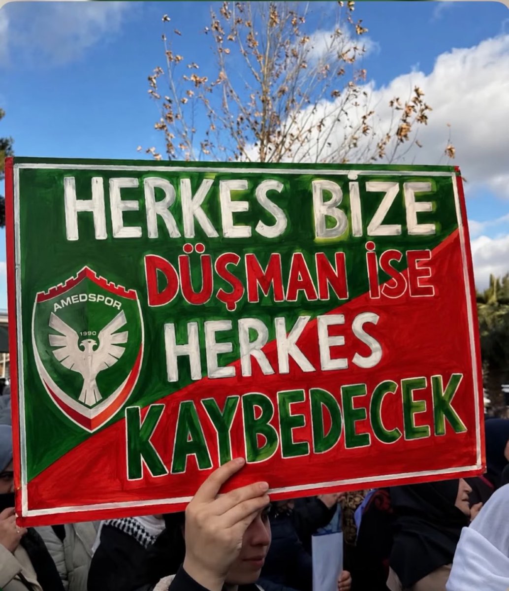 derhamidrisamed's tweet photo. Herkes bize düşman ise herkes KAYBEDECEK …. 

#Amedspor 3 : 0 #Erzurumspor 

@av_nahiteren @nedimsimsek @AzizElald 

Bu sevinci yaşarken 4 numaralı defans yerine acil 1 defans ve ortasahaya 1 oyuncu acildir …. Bunu öyle bilin şartır 2 transfer https://t.co/o7O7L5Xm0a