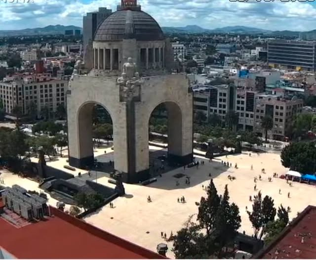 GARCIPAVON's tweet photo. Hoy, en la convocatoria de defensa al Andy, miles de chairines acudieron a la quema masiva de visas al Monumento a la Revolución😂😂😂🤣🤣🤣