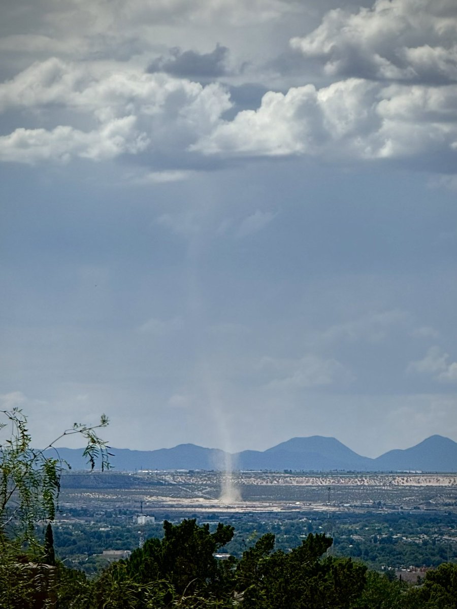 RomanDa45878579's tweet photo. Check out this little landspout / dust devil thingy I saw spinning up in the upper valley yesterday 👀 @NWSElPaso #TXWX #Weather #WX #Landspout #Tornado https://t.co/q2pDVtJzMO