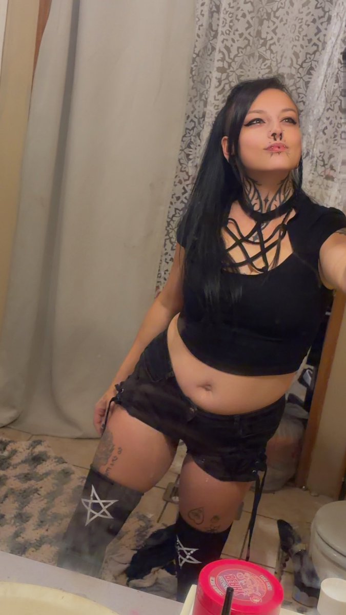 Devilishdaisy17's tweet photo. 🖤🫶🏻 https://t.co/OW96svfoBv