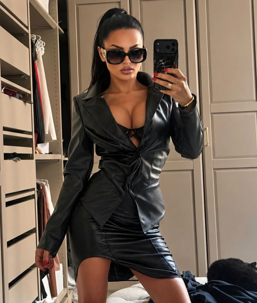 Evil__queen2's tweet photo. High fashion https://t.co/zKaHbOV1De