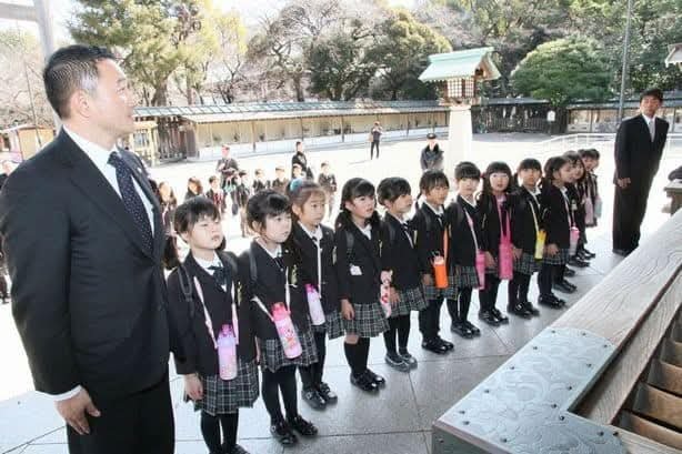 alpina2727's tweet photo. 靖国神社を訪問する児童の姿を
見て、どちらの小学校なのか気に
なって調べて見ましたところ
彼らは幼稚園児でした。
あまりに整然と向かっているので
小学生だと思いました。ここが
どういう場所なのかきちんと
教育されているのでしょう。
※画像引用  私立千葉白菊幼稚園公式 https://t.co/ROjkXj5PPt