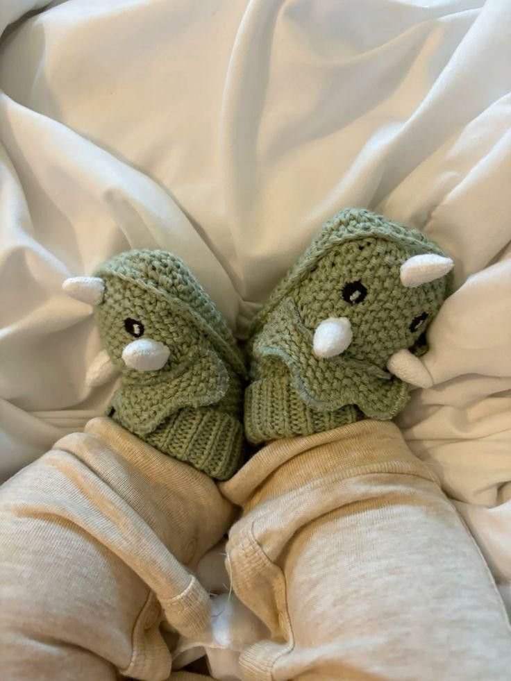cupiidskr's tweet photo. ⠀⠀⠀⠀ ⠀ ⠀ 
⠀⠀⠀⠀ ⠀ ⠀ 
⠀⠀⠀⠀ ⠀          ⎯⎯͟͟   𝙉𝙚𝙬 𝙋𝙤𝙨𝙩 : 16.08 ' 🧸

 ⠀⠀       ⠀⠀ Le compré a Ollie unos zapatitos de 
 ⠀⠀       ⠀⠀dinosaurio y se ven muy tiernos 🥹🩷
⠀⠀⠀⠀ ⠀ ⠀ https://t.co/1wEqUws0aA