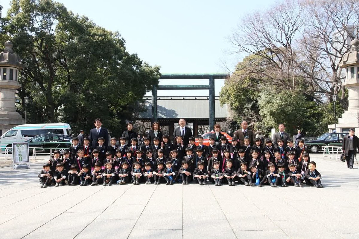alpina2727's tweet photo. 靖国神社を訪問する児童の姿を
見て、どちらの小学校なのか気に
なって調べて見ましたところ
彼らは幼稚園児でした。
あまりに整然と向かっているので
小学生だと思いました。ここが
どういう場所なのかきちんと
教育されているのでしょう。
※画像引用  私立千葉白菊幼稚園公式 https://t.co/ROjkXj5PPt