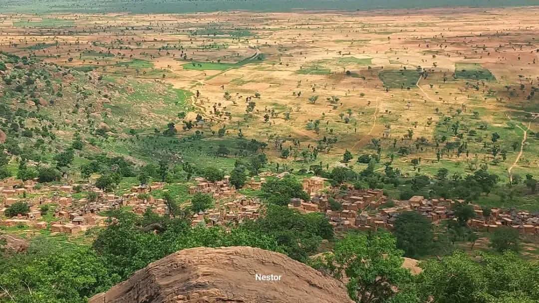 hazel26057989's tweet photo. Au cœur des montagnes, l’harmonie entre l’Homme et la Nature s’écrit au Mali. 🇲🇱✨
#Mali #PaysDogon #Dogon #MaliCulture #Afrique #VoyageMali https://t.co/V9zJm9cRLO