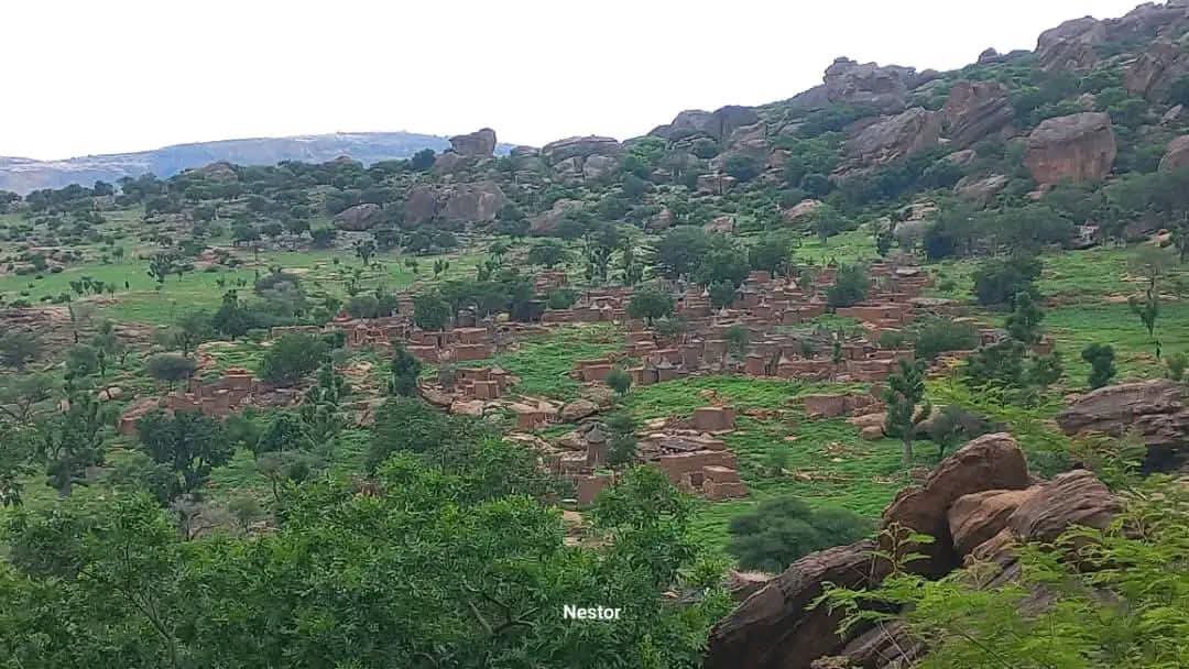 hazel26057989's tweet photo. Au cœur des montagnes, l’harmonie entre l’Homme et la Nature s’écrit au Mali. 🇲🇱✨
#Mali #PaysDogon #Dogon #MaliCulture #Afrique #VoyageMali https://t.co/V9zJm9cRLO