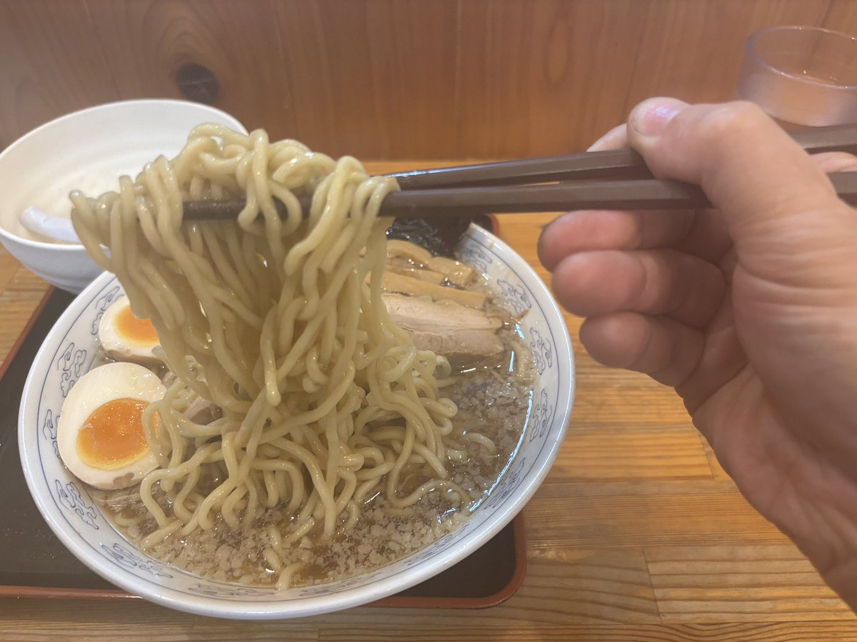 weblabo0858's tweet photo. 🍜🔥山形ラーメン、恐るべし！鶴岡「中華そば 雲ノ糸」へ。背脂浮かぶスープに極太麺、分厚いチャーシューがド迫力🤤 ご飯まで止まらない一杯！ #雲ノ糸 #鶴岡ラーメン #山形ラーメン #ラーメン #麺活 https://t.co/zcl6YbBdCu