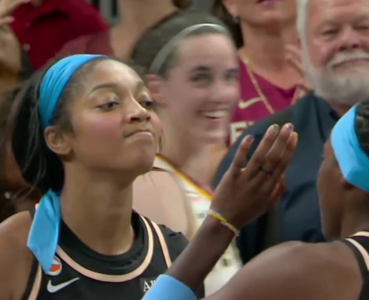 OcrazioCornPop's tweet photo. 🚨 WNBA: Angel Reese (@Reese10Angel) catches airball and BLOWS LAYUP as time expires.

Caitlin Clark (@CaitlinClark22) LAUGHS at her as she walks off court.

IS THIS POOR SPORTSMANSHIP? https://t.co/VfoyTjmGAG